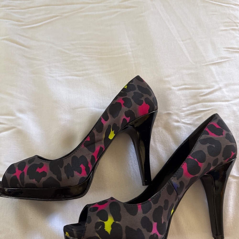 Shoes - Picture 3 of 4